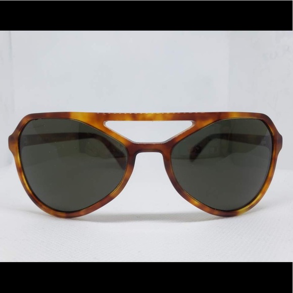 Prada - Picture 3 of 4